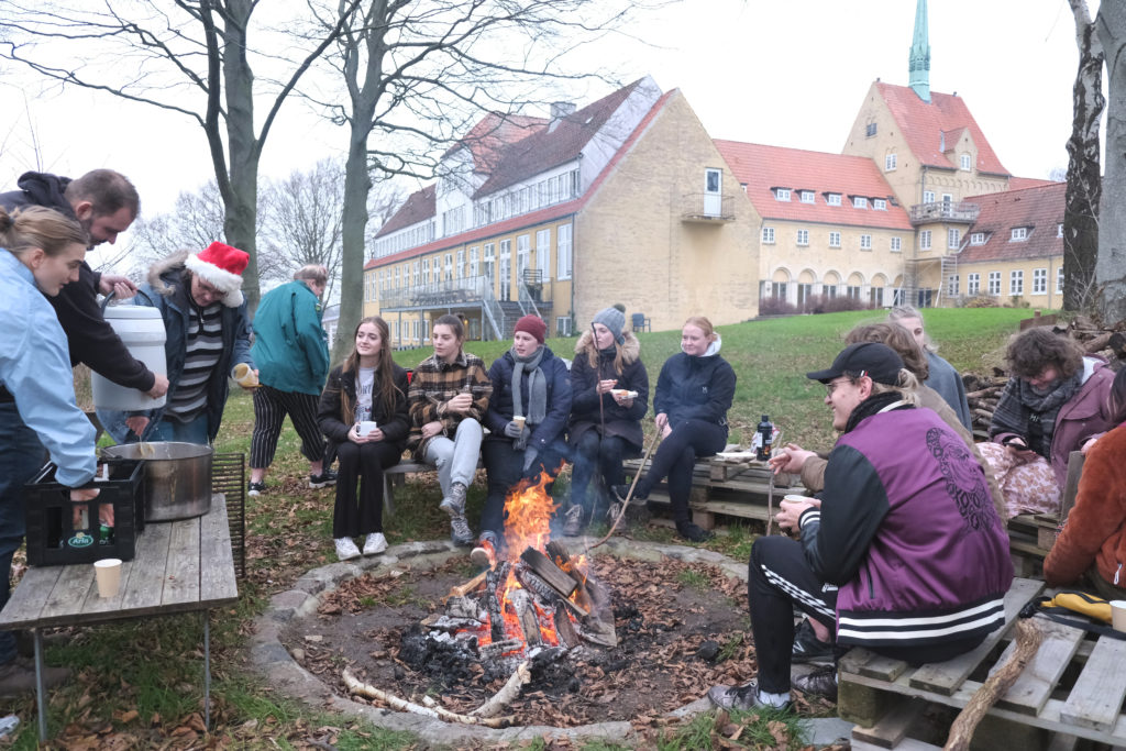 hygge ved bålet på skuespil højskole
